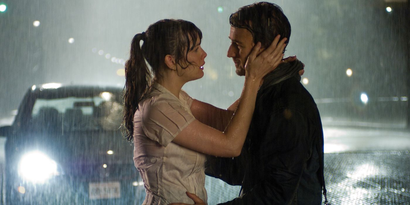 Bruce Banner e Betty Ross se abraçando na chuva.