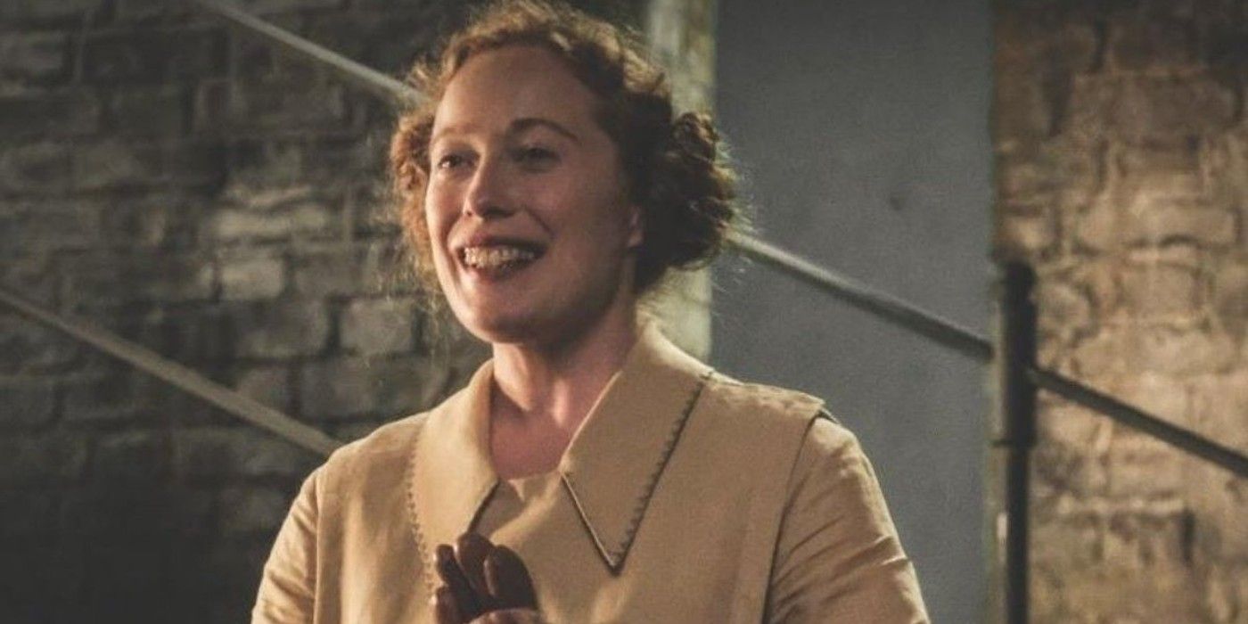 Bunty smiling in Newt&rsquo;s case in Fantastic Beasts