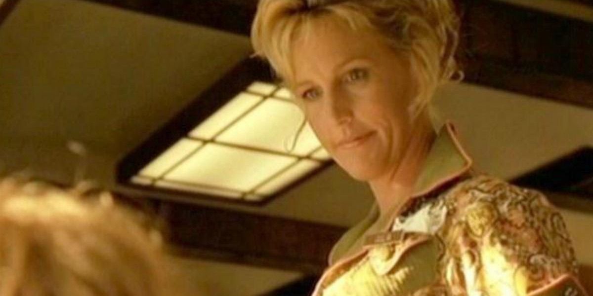 A waitress serves a table from Erin Brockovich 