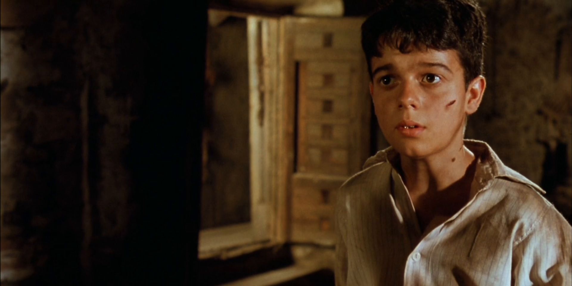 Carlos looking frightened in The Devil's Backbone