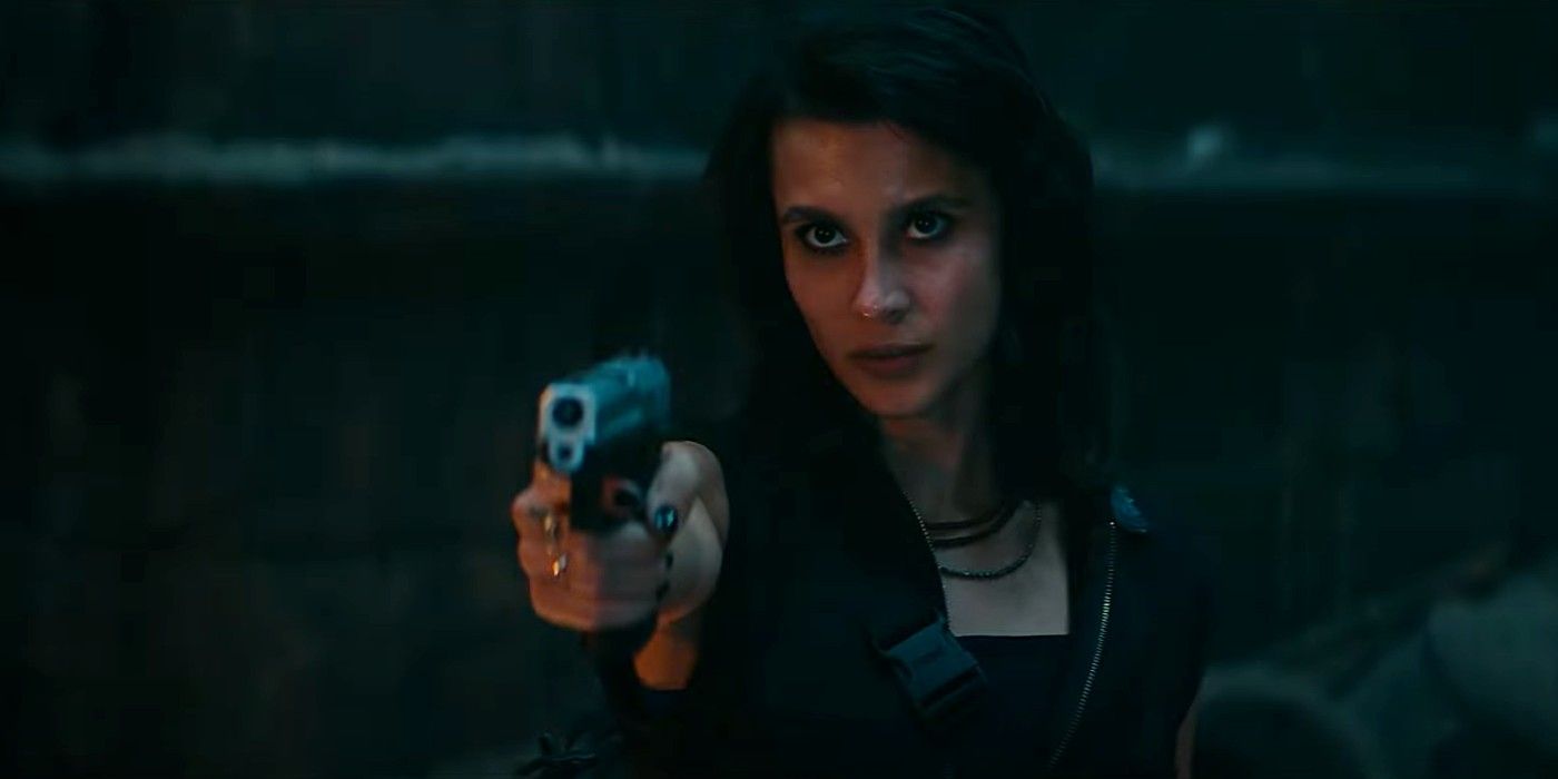 Chloe Frazer points a gun in Uncharted