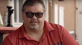 Chris Combs wearing sunglasses in 1000-lb Sisters with red shirt sitting outside
