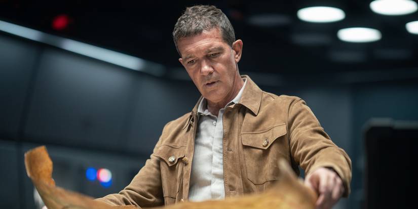 Antonio Banderas as Santiago Moncada reading a map in Uncharted