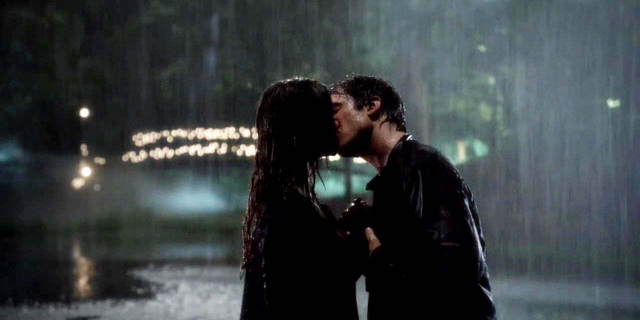 Damon and Elena kissing in the rain in S06E07 of TVD.