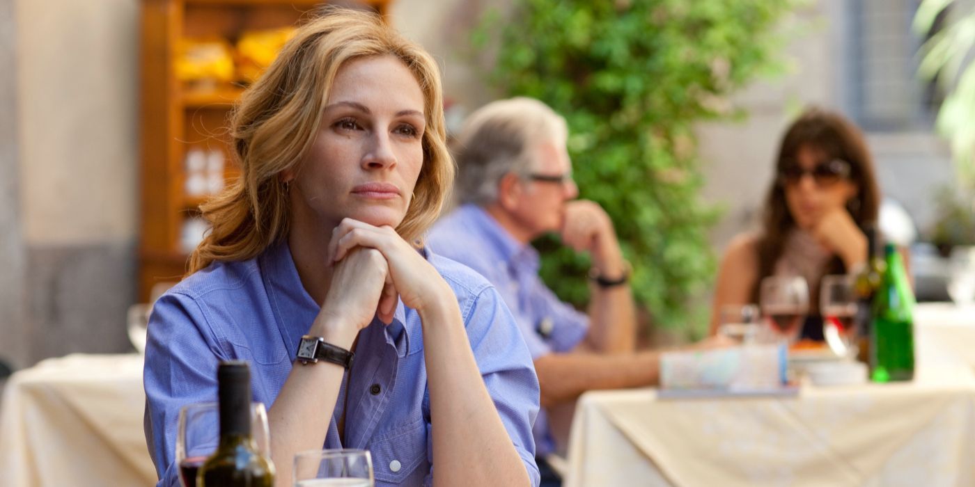 Personagem de Julia Roberts em um restaurante na Itália em Eat Pray Love