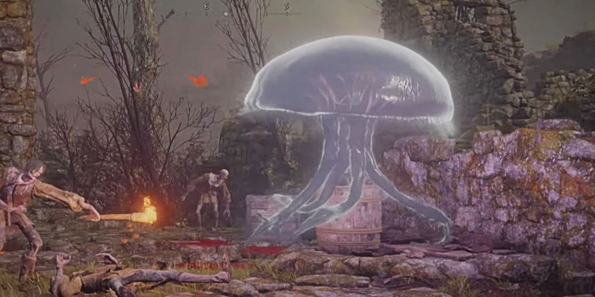 O espírito Jellyfish convocado em Elden Ring, uma água-viva muito grande, flutuante e fantasmagórica perto de ruínas em ruínas.