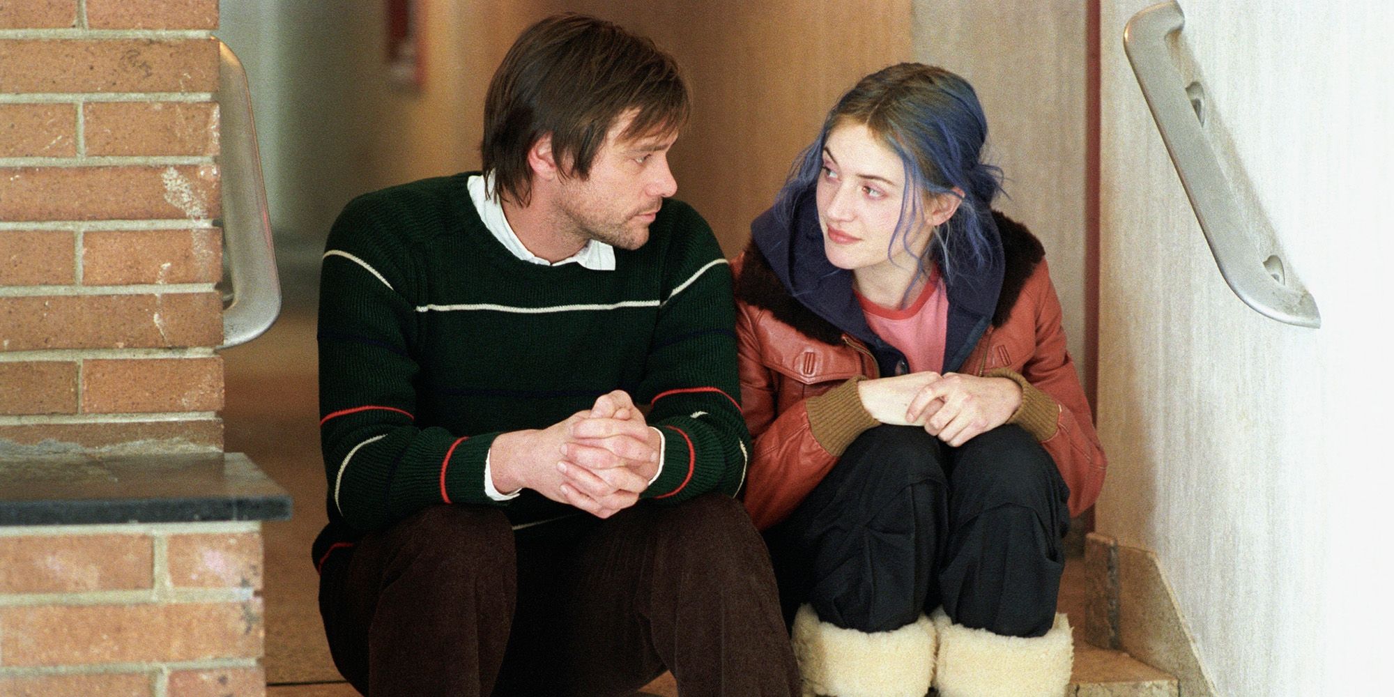Joel and Clementine sat on a step in Eternal Sunshine