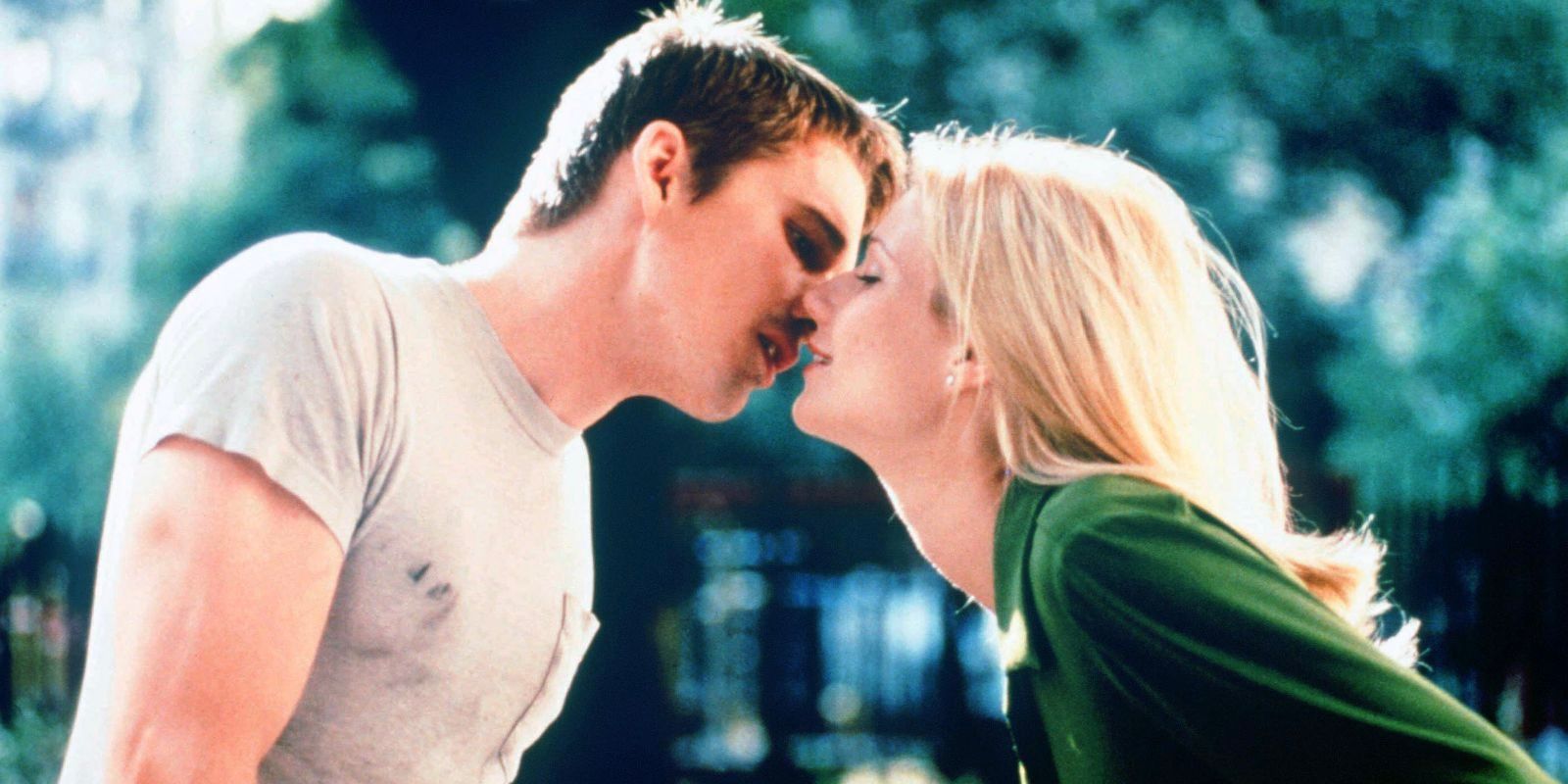 Ethan Hawke and Gwyneth Paltrow kissing in Great Expectations