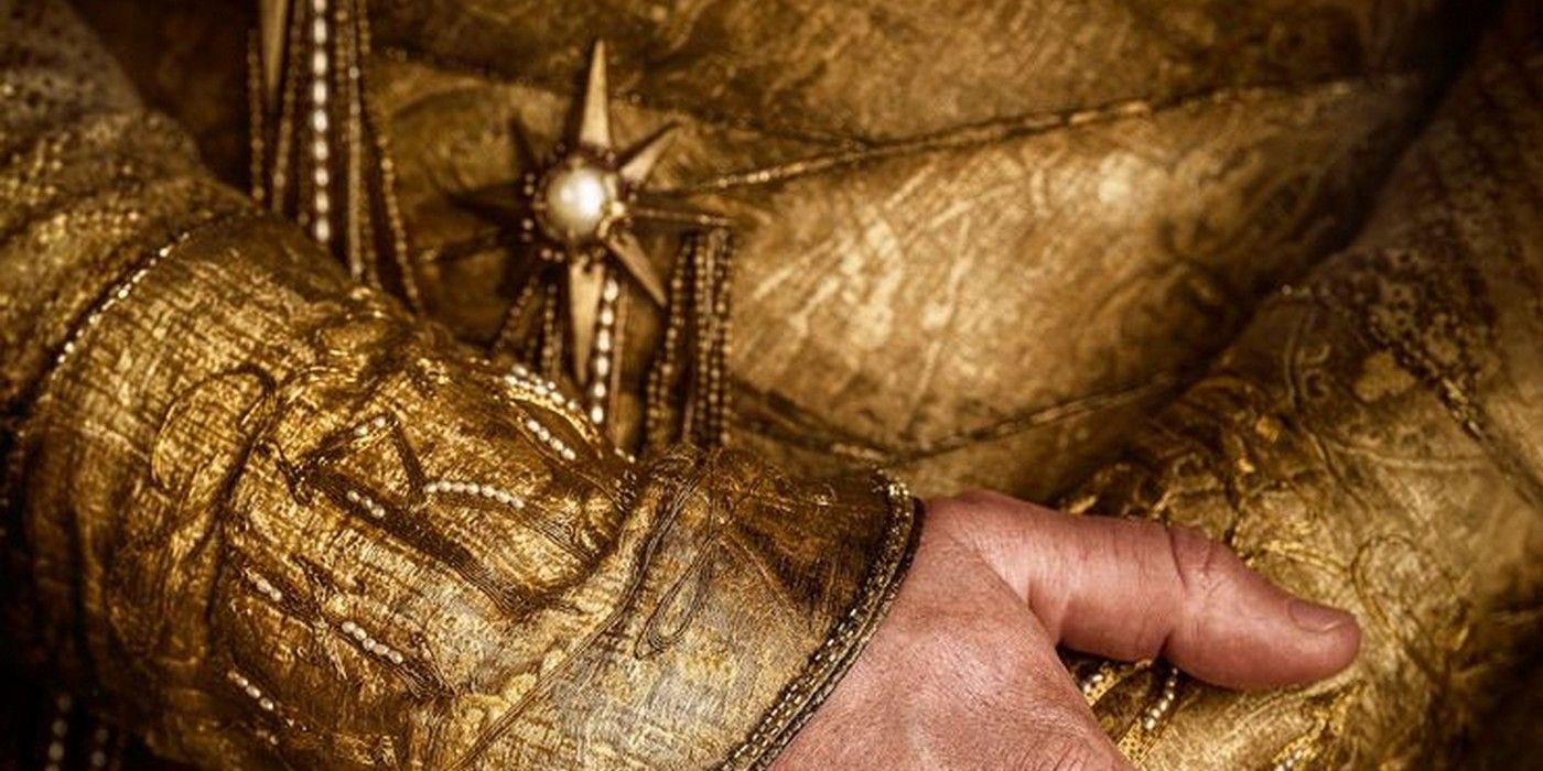 Gold robes in Lord of the Rings Rings of Power