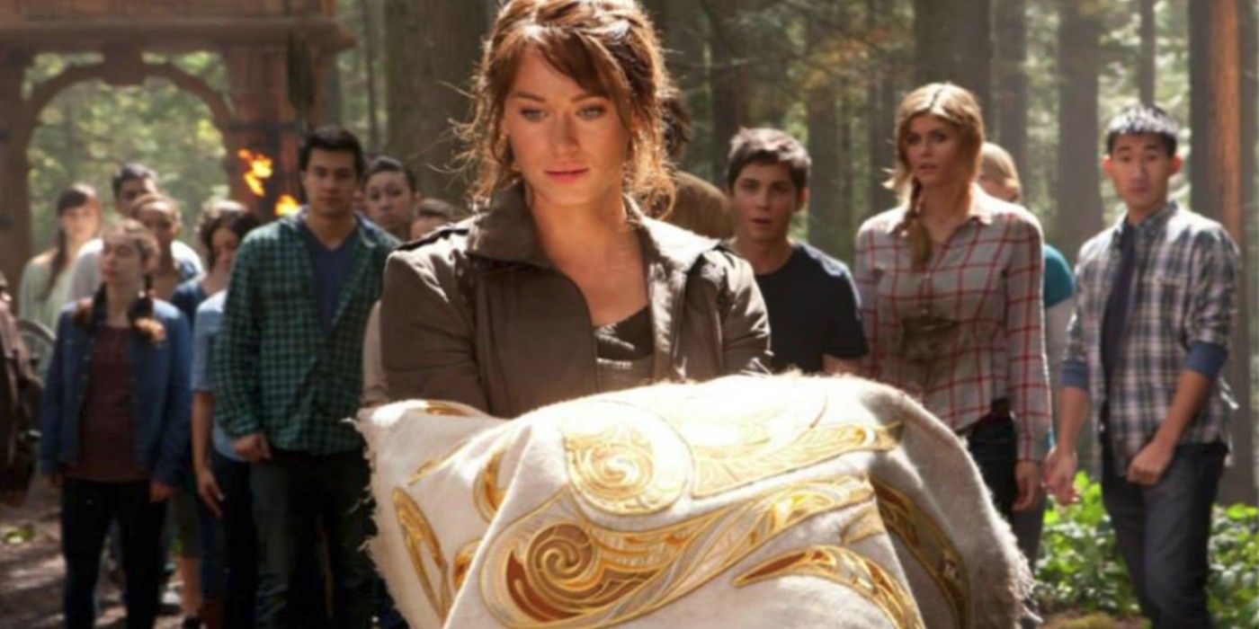 Talia holds the Golden Fleece in Percy Jackson 