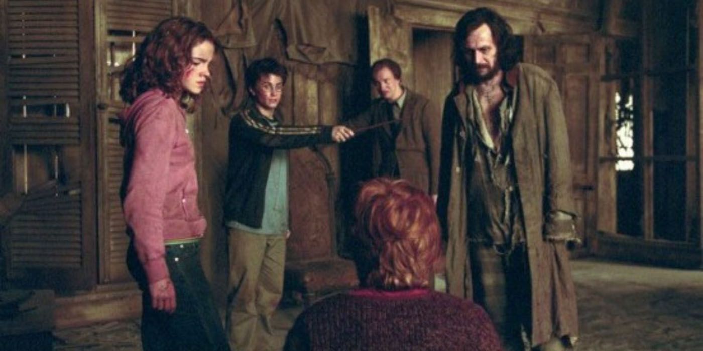 Harry Potter segurando Sirius na baía em Prisioneiro de Azkaban.