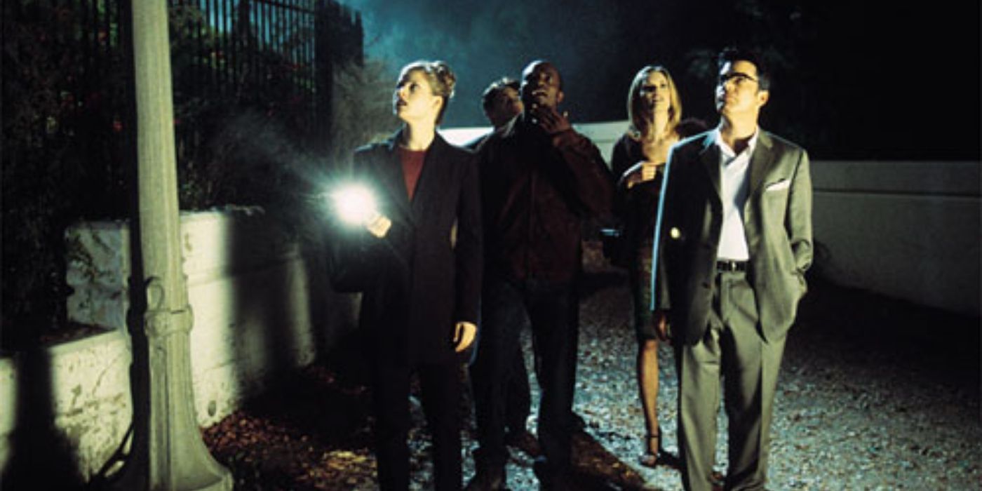 The characters standing outside the house in House On Haunted Hill
