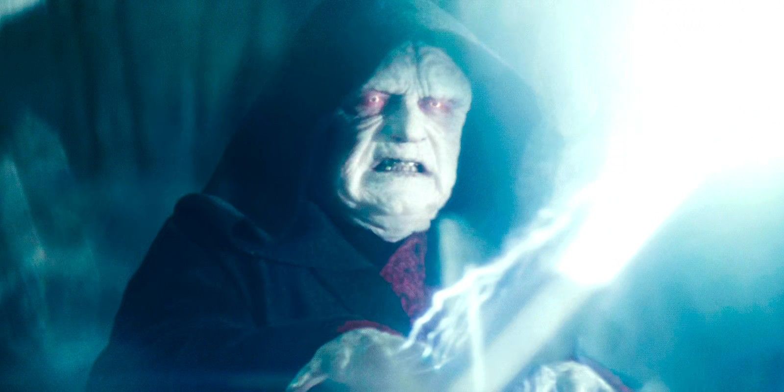 Palpatine using his powers in The Rise of Skywalker