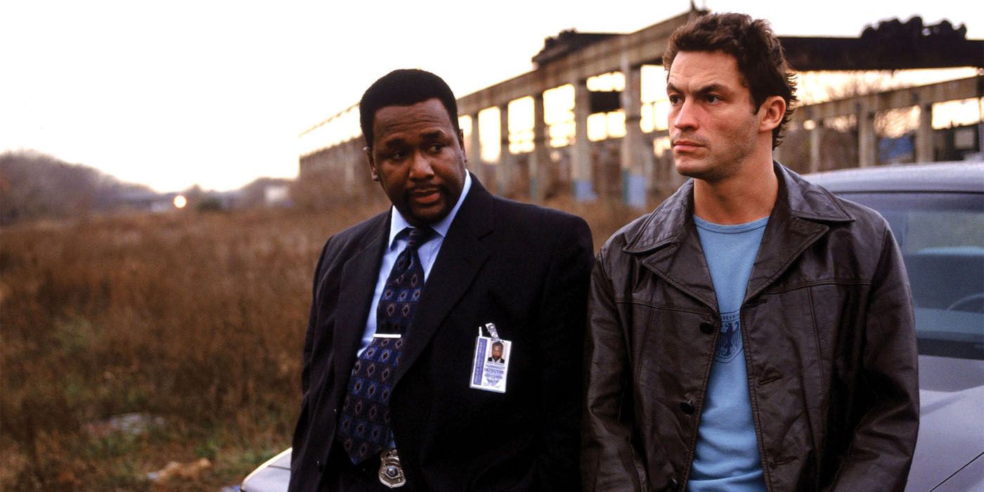 Jimmy and Bunk standing by a car in The Wire.