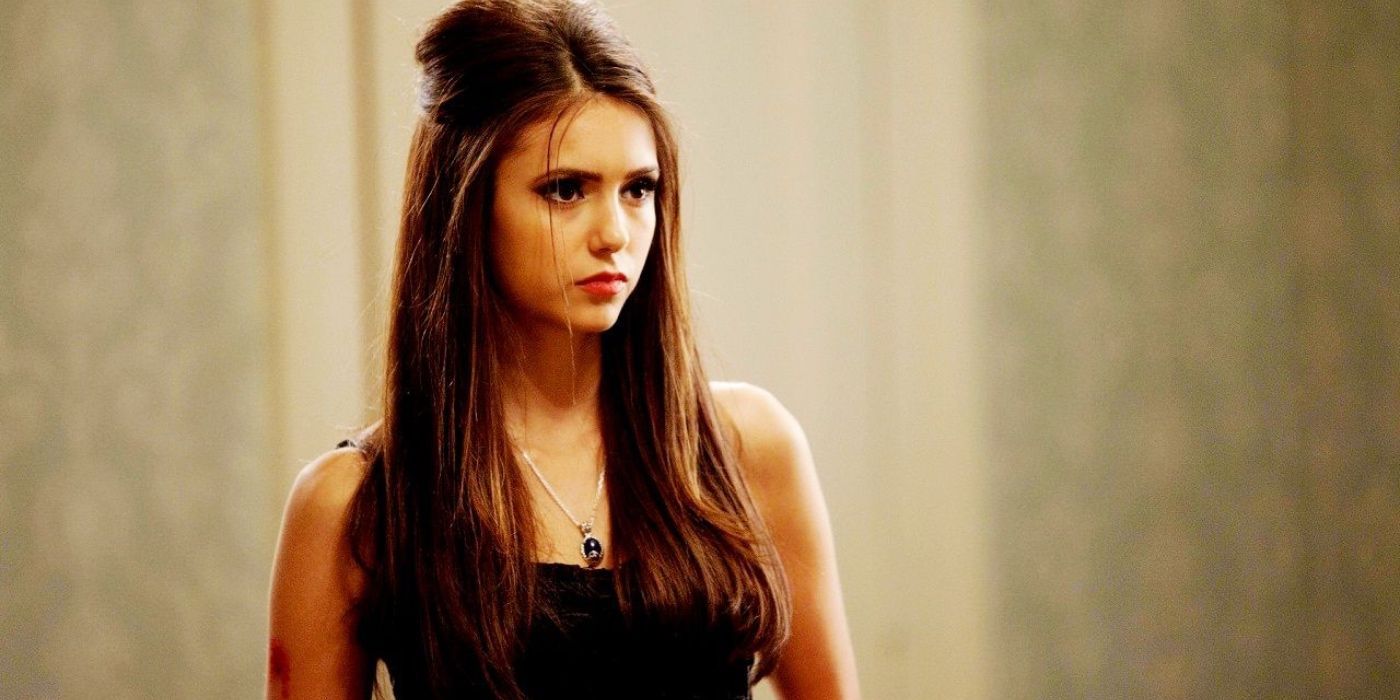Katherine Pierce em The Vampire Diaries olhando para fora da câmera.