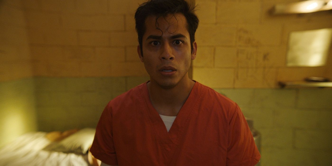 Mateo (Erick Lopez) na cela da prisão no curta-metragem Please Hold