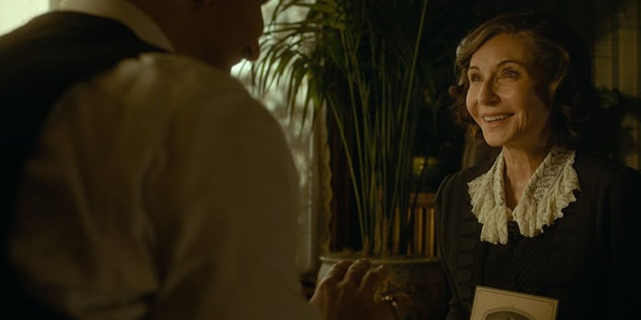 Mary Steenburgen speaks to Bradley Cooper in Nightmare Alley