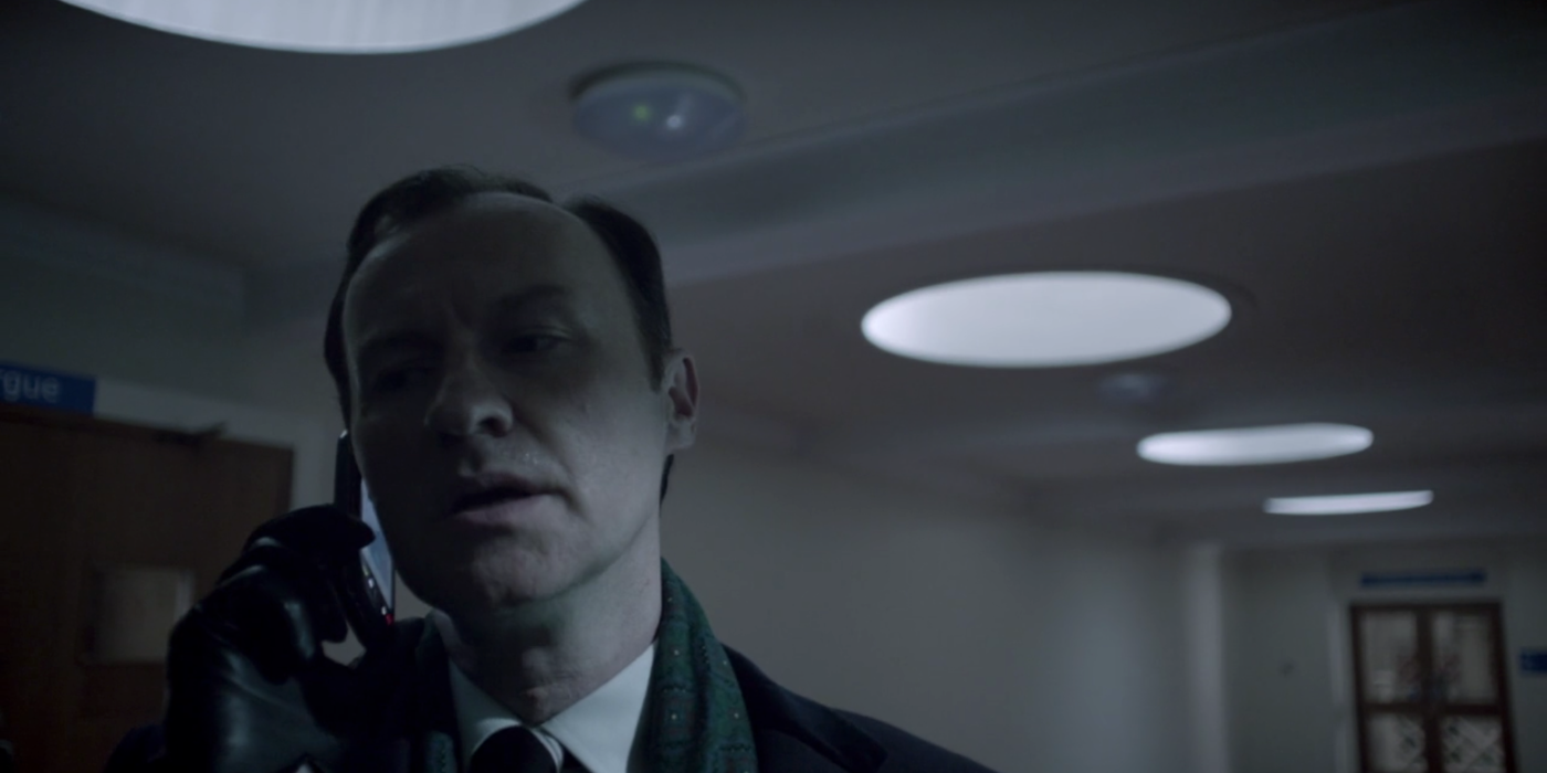 Mark Gatiss como Mycroft Holmes ao telefone em Sherlock