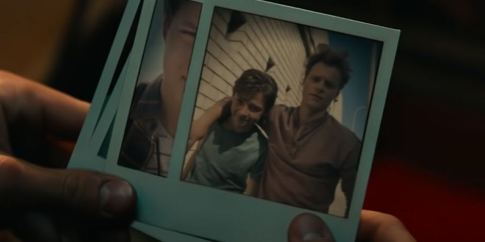 Nate looks at Pictures of Sam in Uncharted 