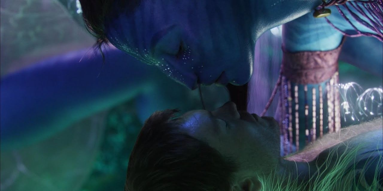 Neytri kisses human Jake in Avatar 