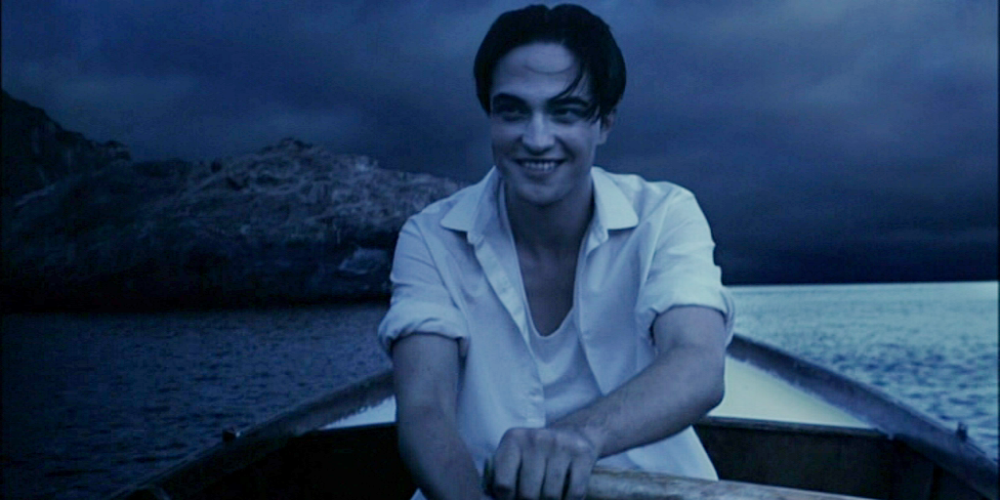Robert Pattinson as Edward Cullen canoeing in Twilight