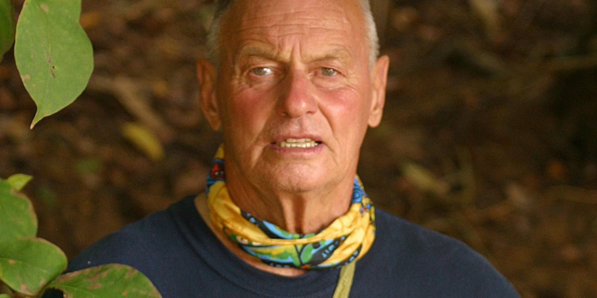 Rudy Boesch donnant un confessionnal dans Survivor: Borneo