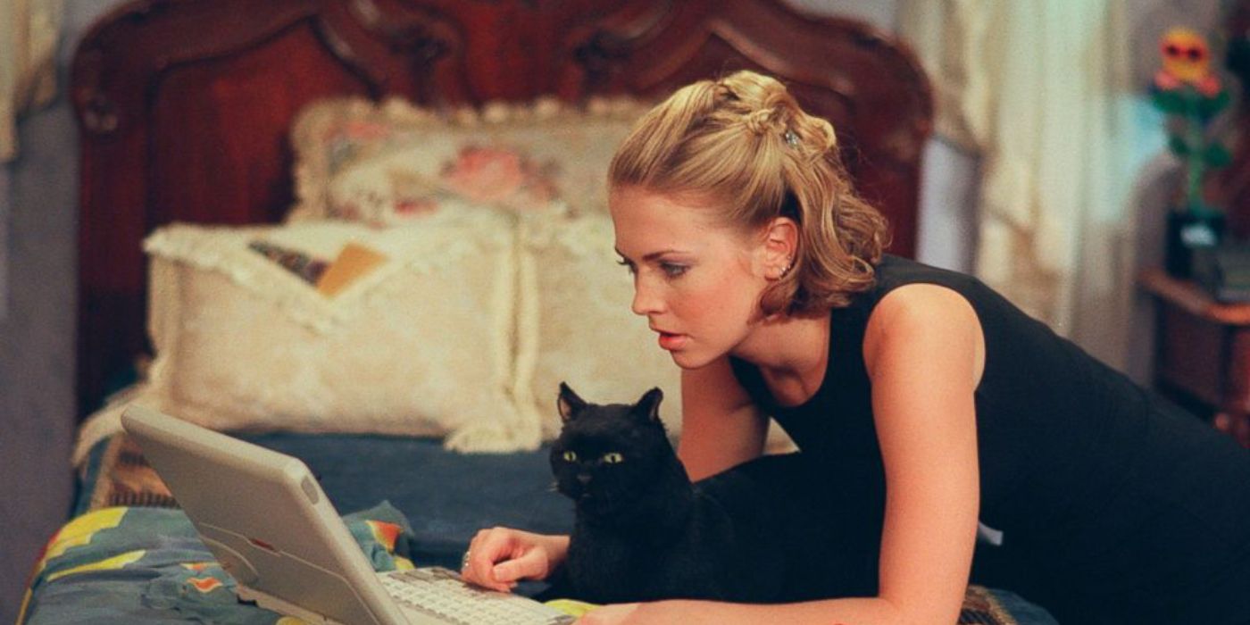 Sabrina e Salem em seu laptop em Sabrina the Teenage Witch
