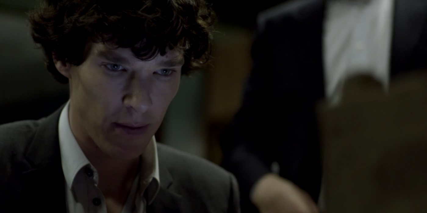 Benedict Cumberbatch como Sherlock Holmes em um laptop em Sherlock