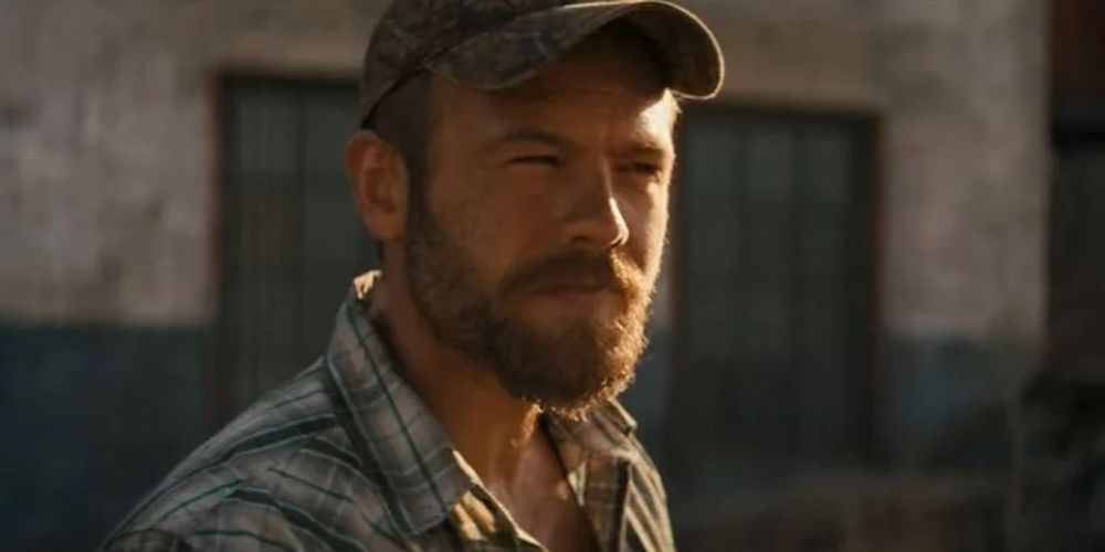 Richter wears a ballcap and flannel shirt in Texas Chainsaw Massacre 2022