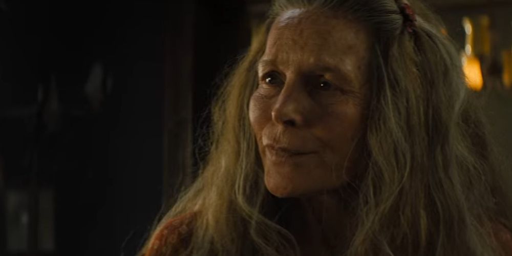 Ginny stands in her living room in Texas Chainsaw Massacre 2022
