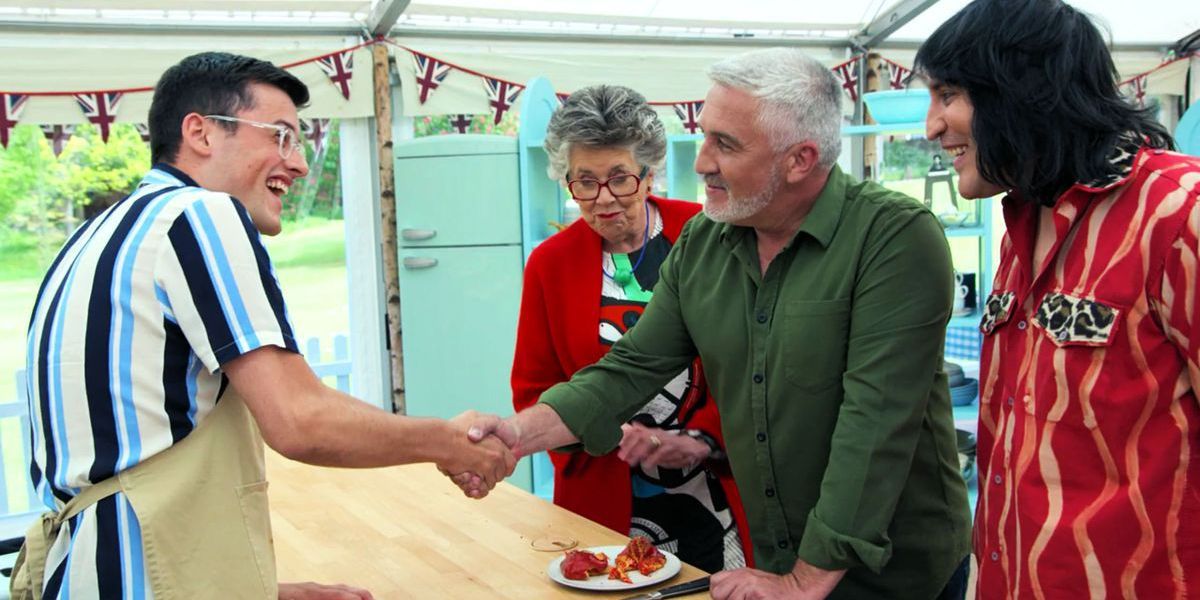 Paul Hollywood apertando a mão de um chef no TGBBO