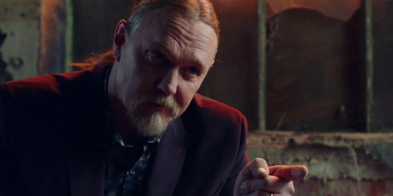 Trace Adkins talks to someone off screen in I Can Only Imagine