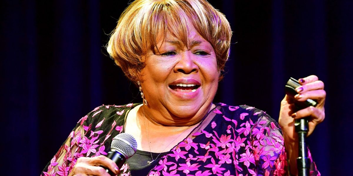 Mavis Staples sings and holds a microphone