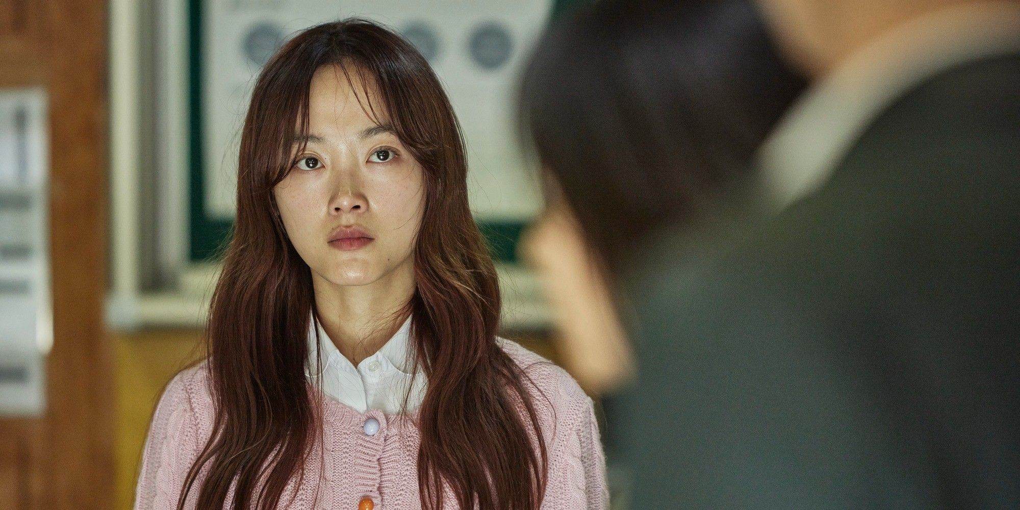 Na-Yeon olhando para outros alunos na 1ª temporada de All of Us are Dead