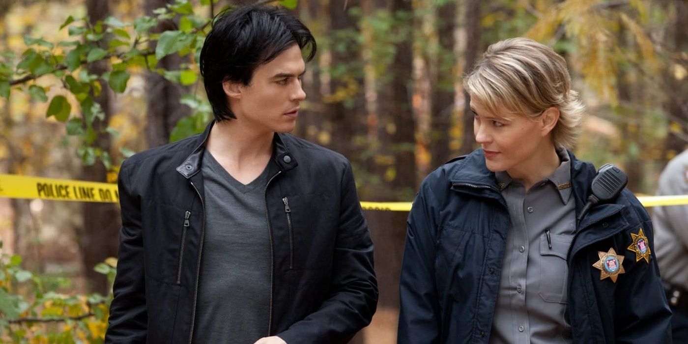 Damon conversando e andando com a xerife Liz Forbes em The Vampire Diaries