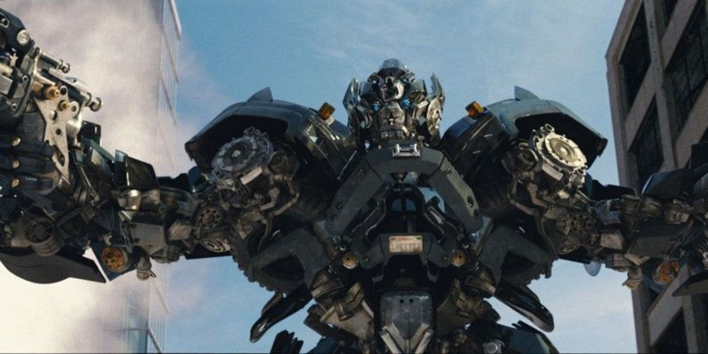 Ironhide em Transformers Dark of the Moon apontando armas.