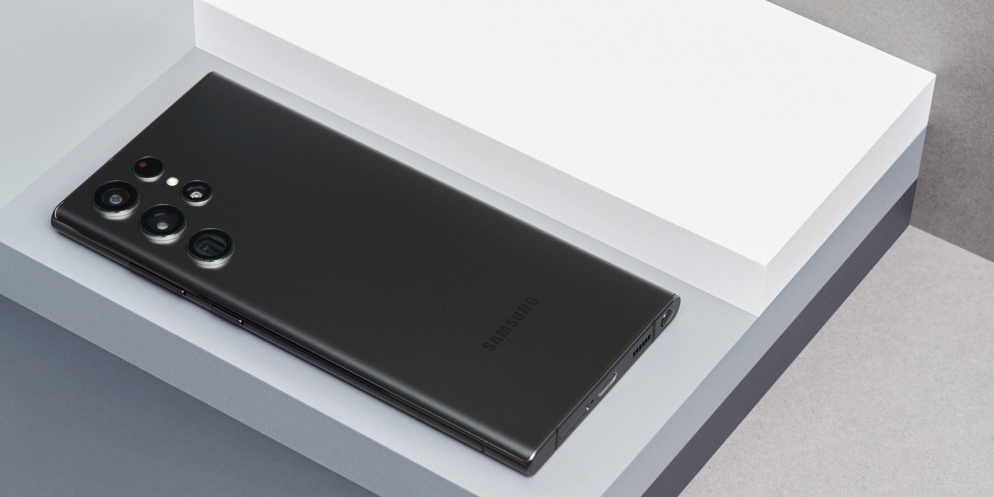 A black Samsung Galaxy S22 Ultra