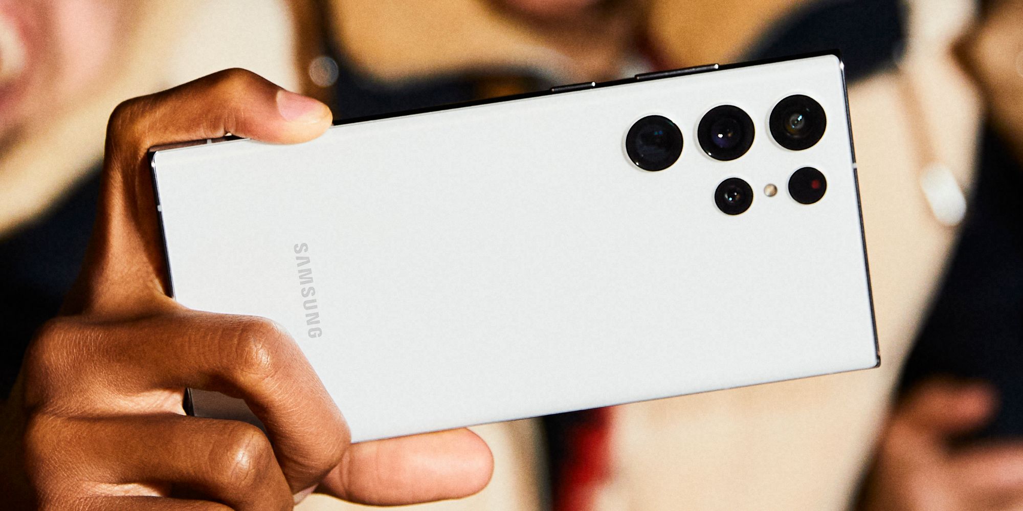 Samsung Galaxy S22 Ultra in white