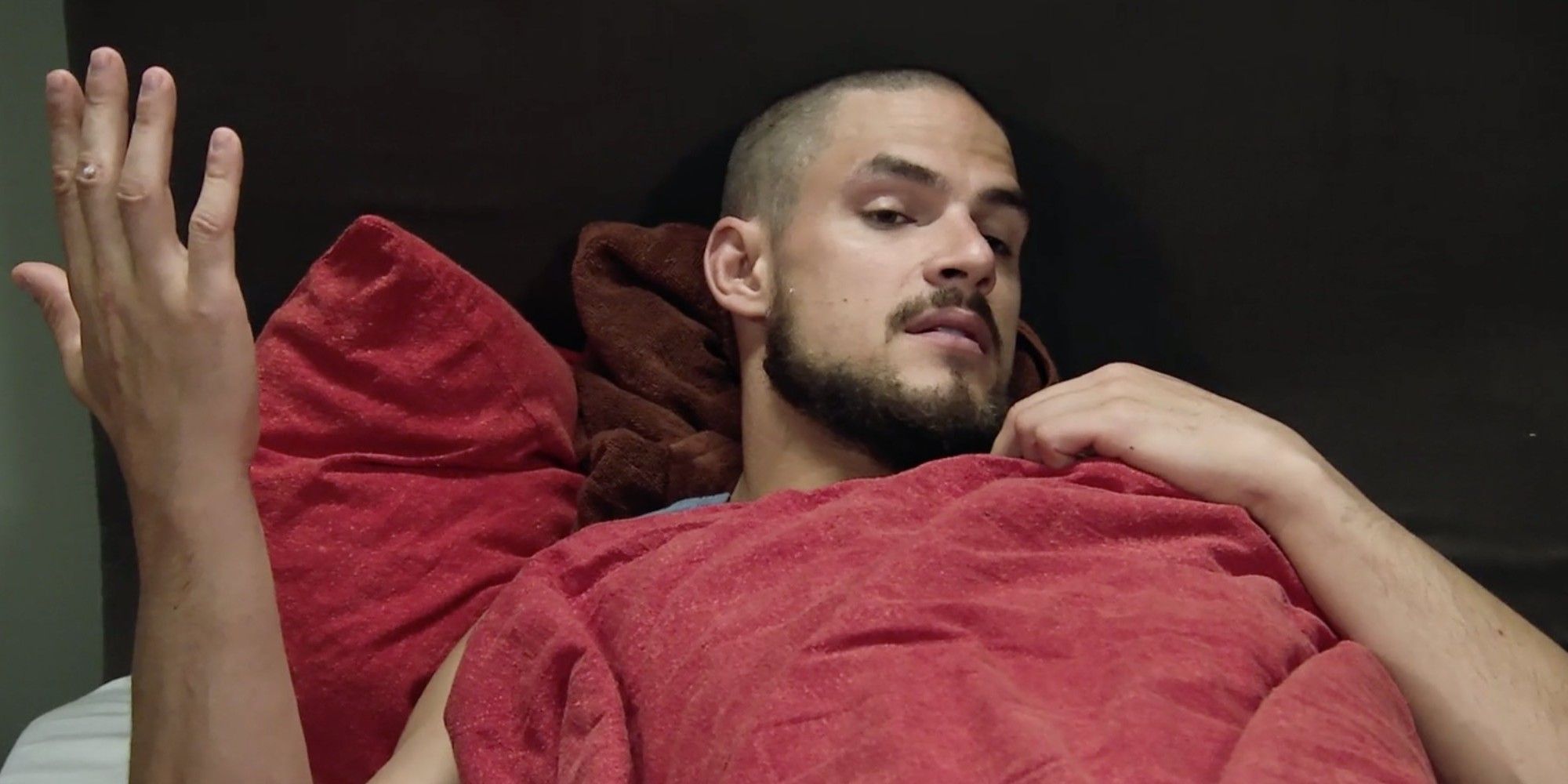 Zach Nicholas In The Challenge na cama