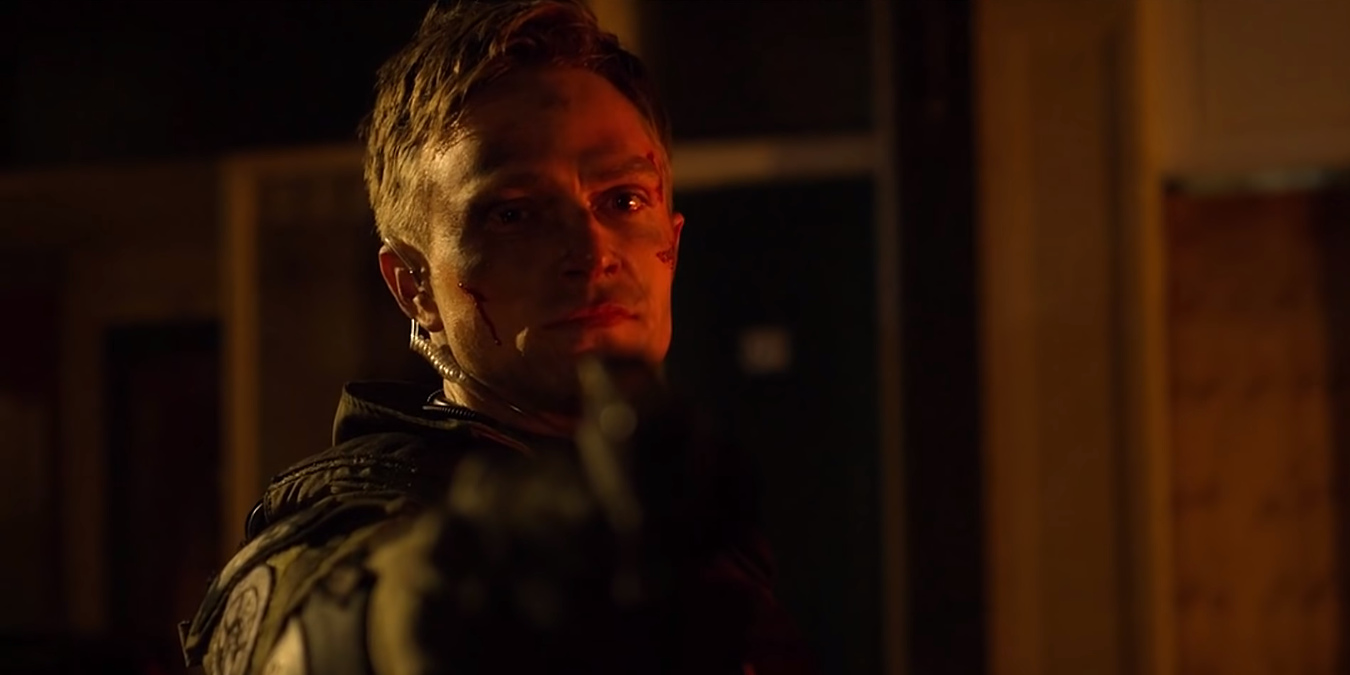 Benjamin Pointdexter as Bullseye pointing a gun in Daredevil