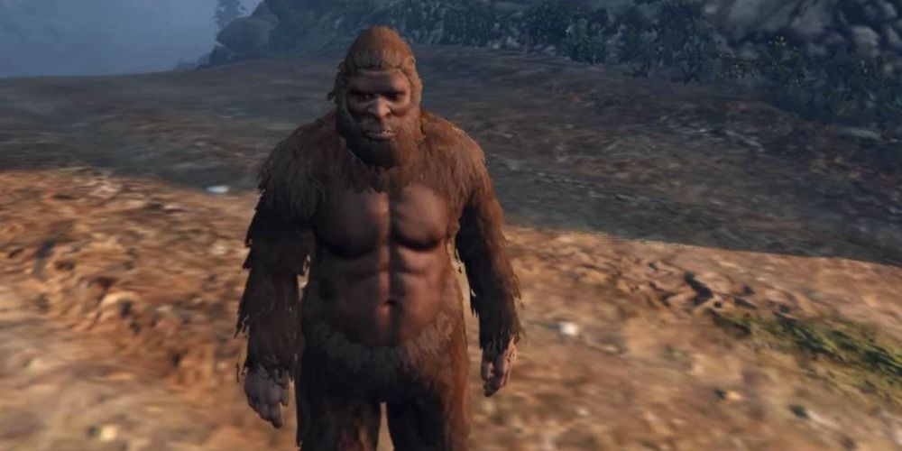Gambar Bigfoot berdiri di padang pasir di game GTA