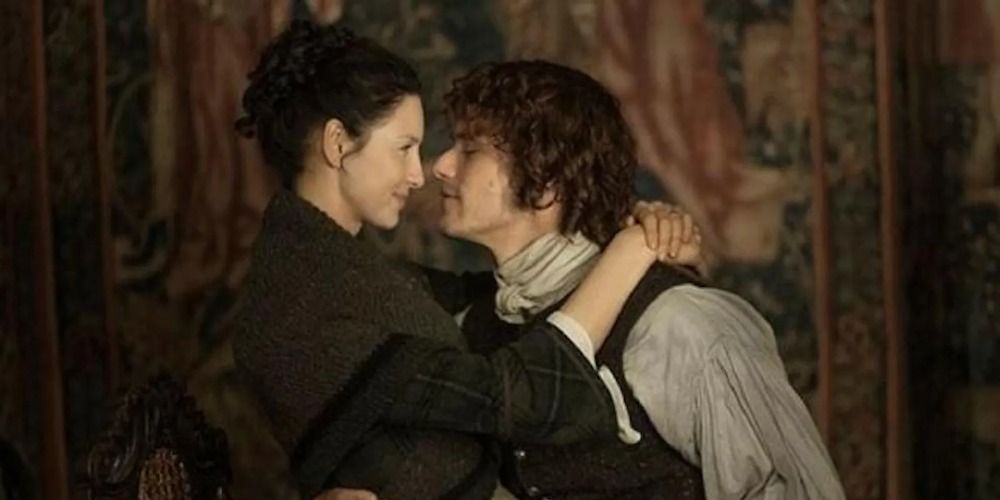 An image of Jamie and Claire hugging in Outlander
