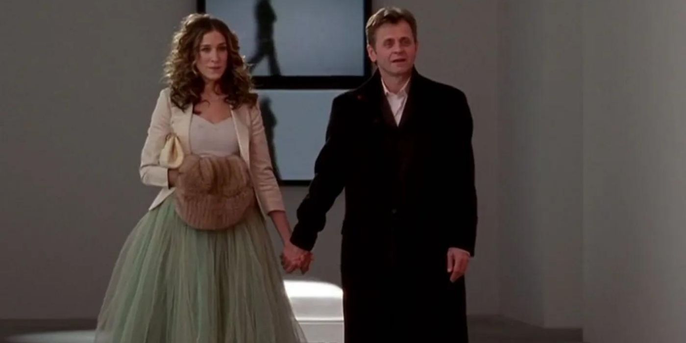 Carrie and Alex walk into the art show hand in hand on SATC