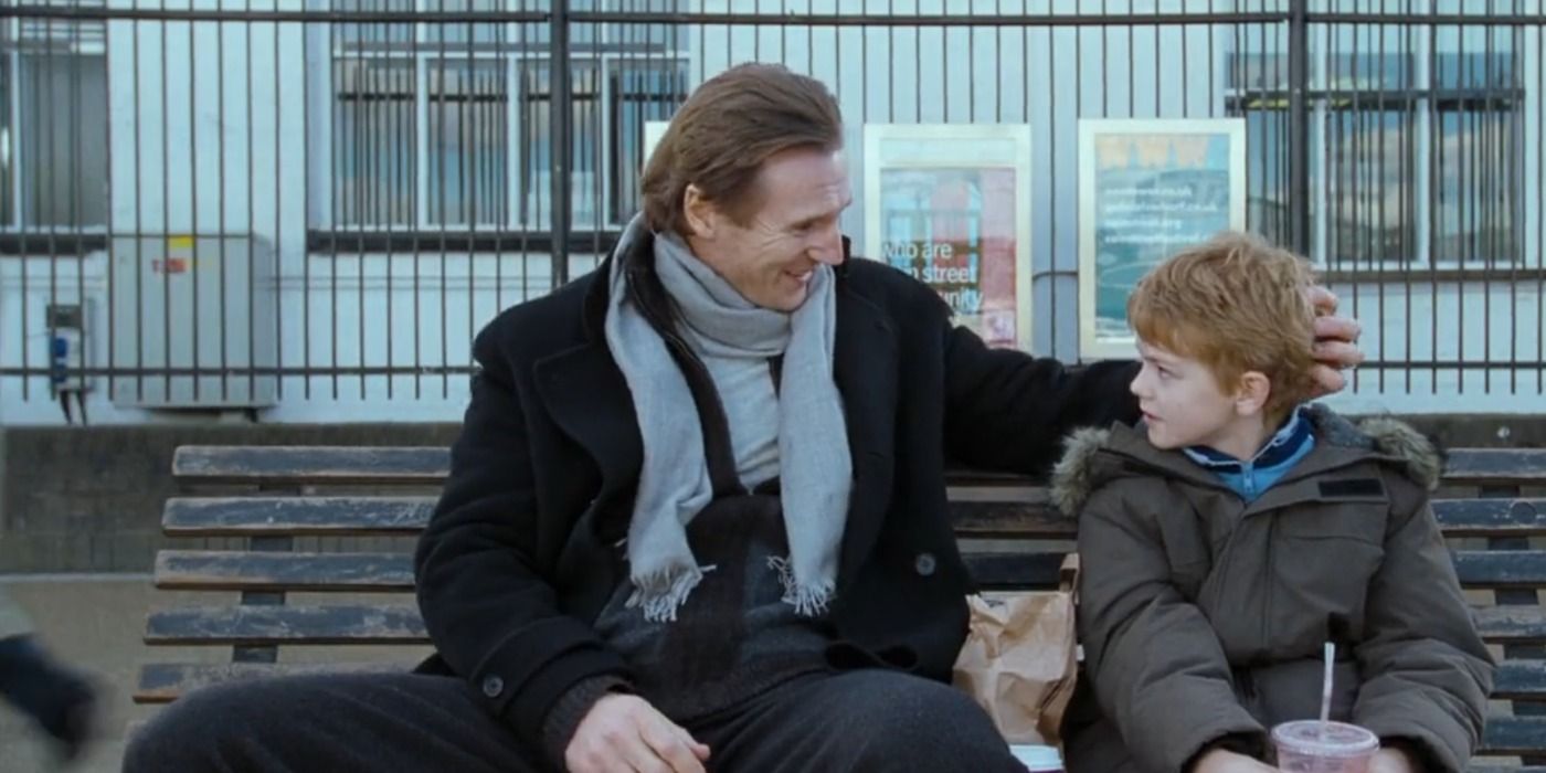 Daniel and Sam sitting on a public bench in Love Actually
