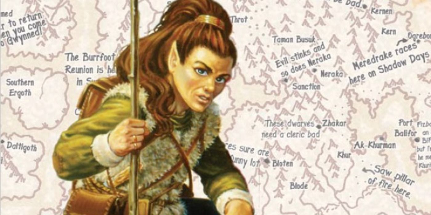 Um personagem Dragonlance Kender na frente de um mapa.