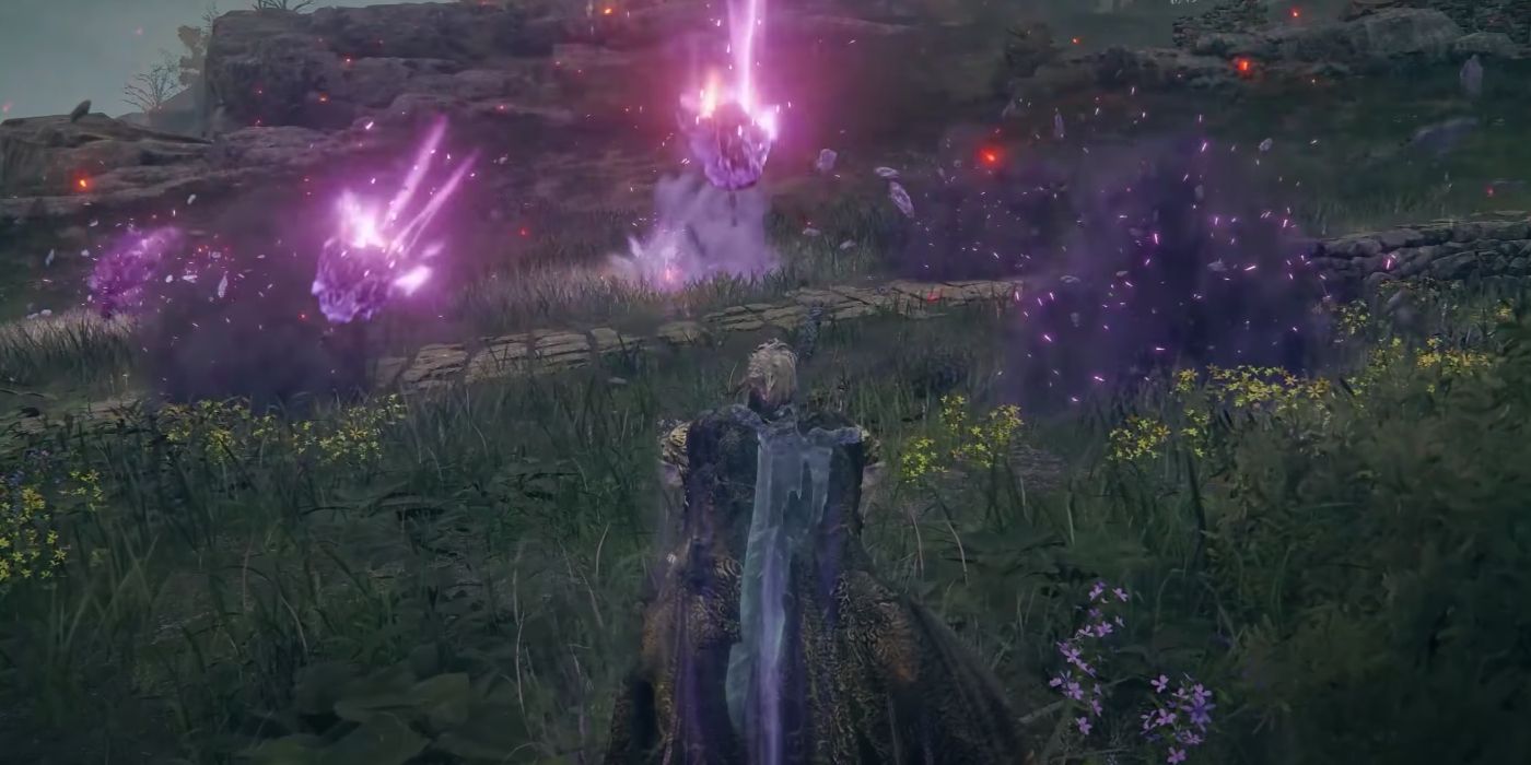 Seorang pemain Elden Ring merapal sihir gravitasi, dengan sihir ungu khas yang mengelilingi musuh di kejauhan.