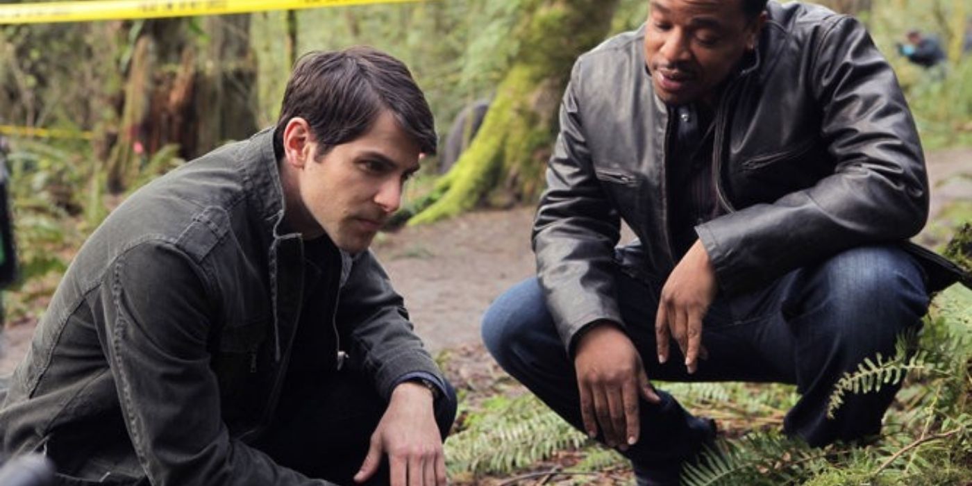 2 detectives at a crime scene in Grimm