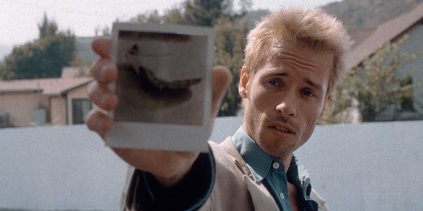 Leonard showing a photo to someone in Memento.