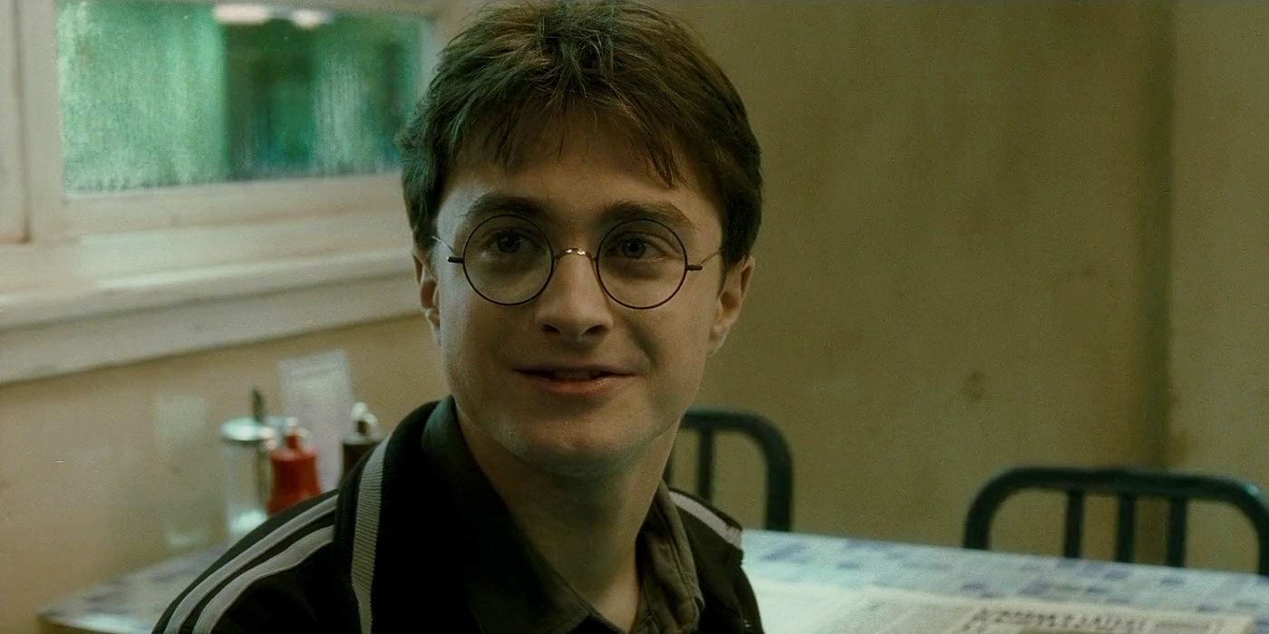 Harry Potter sorri para a garçonete em Enigma do Príncipe