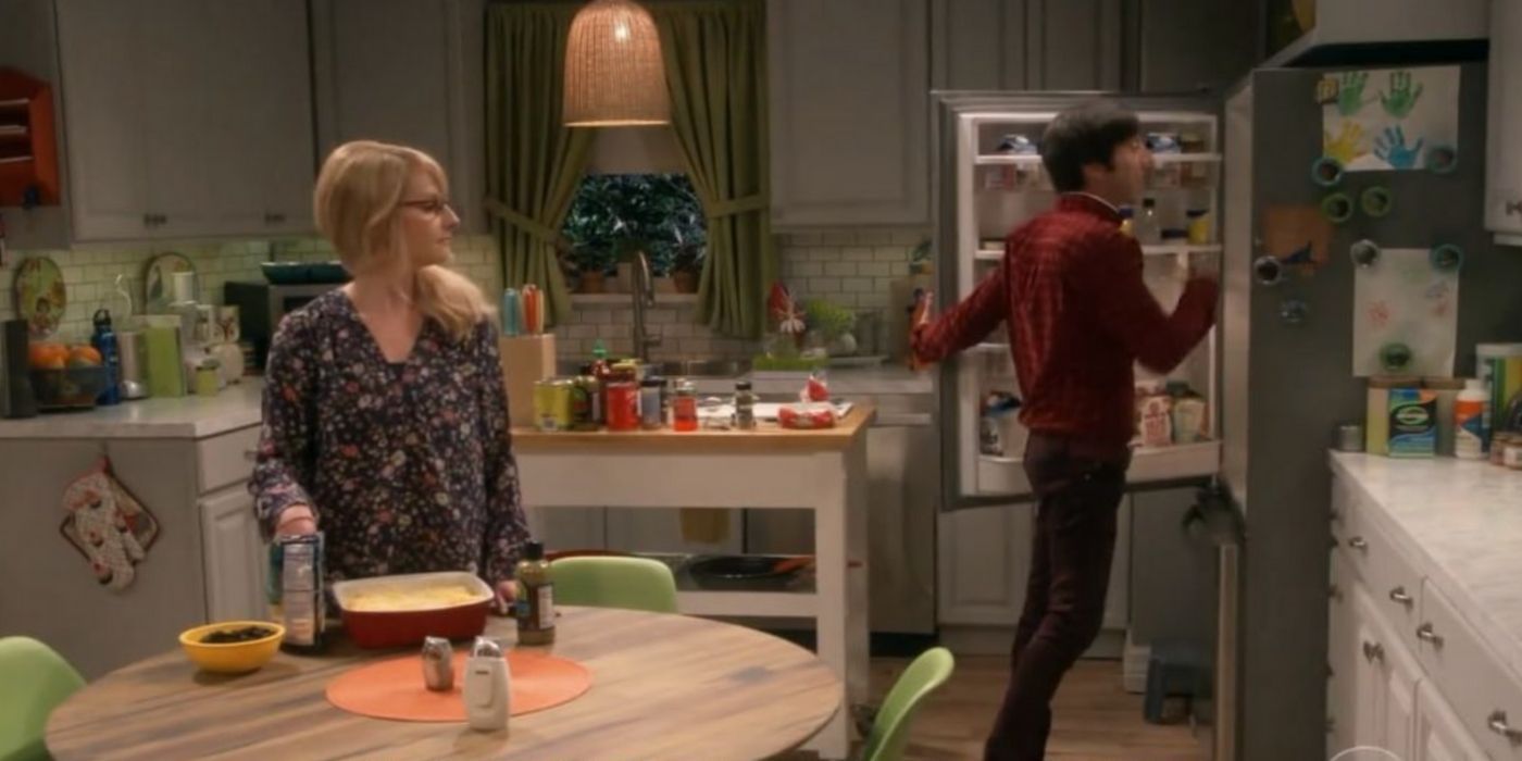 Howard and Bernadette in the kitchen talking on TBBT